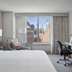 Main Building King Guest Room Tub Mobility or Hearing Accessible